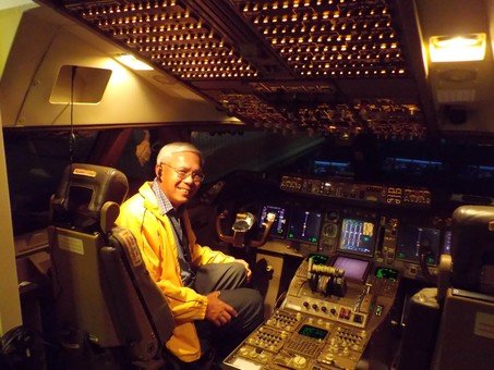 Mr. Mak Chai Ming, Executive Director of the Foundation, visited the flight training simulator