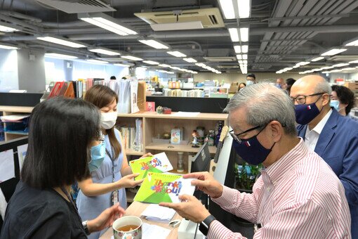 「基金」主席謝錦添博士和兩位校監向「書院」教職員派發可重用口罩