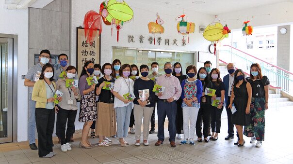 「基金」主席謝錦添博士和兩位校監向「書院」教職員派發可重用口罩