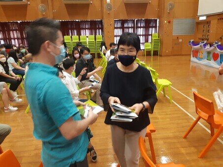 「基金」主席謝錦添博士和兩位校監向「小學」教職員派發可重用口罩