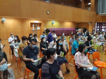 Dr Kenneth Tse, Chairman of the Foundation, and two school supervisors distribute the reusable face masks to PS staff.