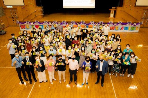 「基金」主席謝錦添博士和兩位校監向「小學」教職員派發可重用口罩