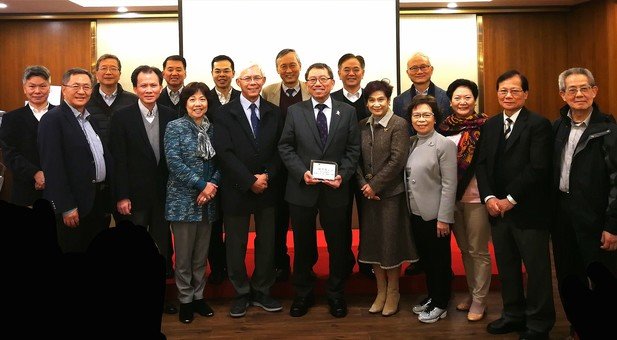 Prof. Rocky Tuan accompanied by the EXCO members and senior members of the Foundation