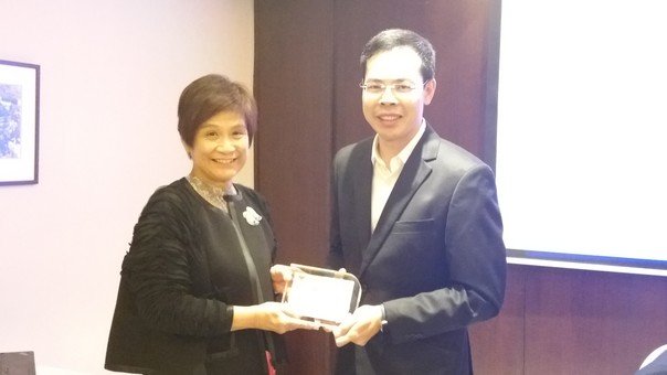 「基金」主席李黃眉波女士致送紀念品給吳瀚博士	