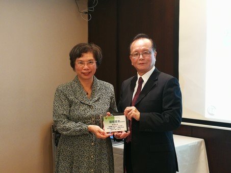 Mr. Alex Tse, Convenor of Membership Sub-committee, presented a thank-you plaque to Prof. Nancy Law
