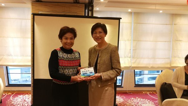 時任「基金」主席李黃眉波女士致送紀念品給陳黃麗娟博士