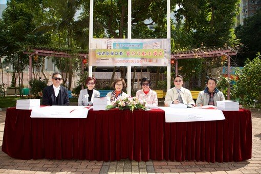 Contract-signing Ceremony: Mrs. Mabel Lee (second from left), Foundation Chairman, Mrs. Annie Chu (third from left), HKUGAPS Supervisor, and Ms. Christina Wong (fourth from left), HKUGAPS Principal, signed on behalf of the School.