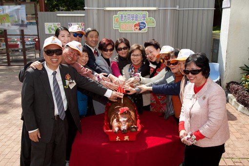 Roasted Pig Cutting Ceremony From Left: Mr. Stanley Chu, Mr. Yeung Pak Sing, Ms. Agatha Ip, Ms. Irene Chow, Dr. Philip Tong, Dr. Patrick Poon, Mrs. Mabel Lee, Mrs. Wendy Poon, Mrs. Annie Chu, Mrs. Teresa Tong, Mrs. Eliza Fok, Mrs. Lo Lee Oi Lin, Ms. Julita Chan and Ms. Christina Wong