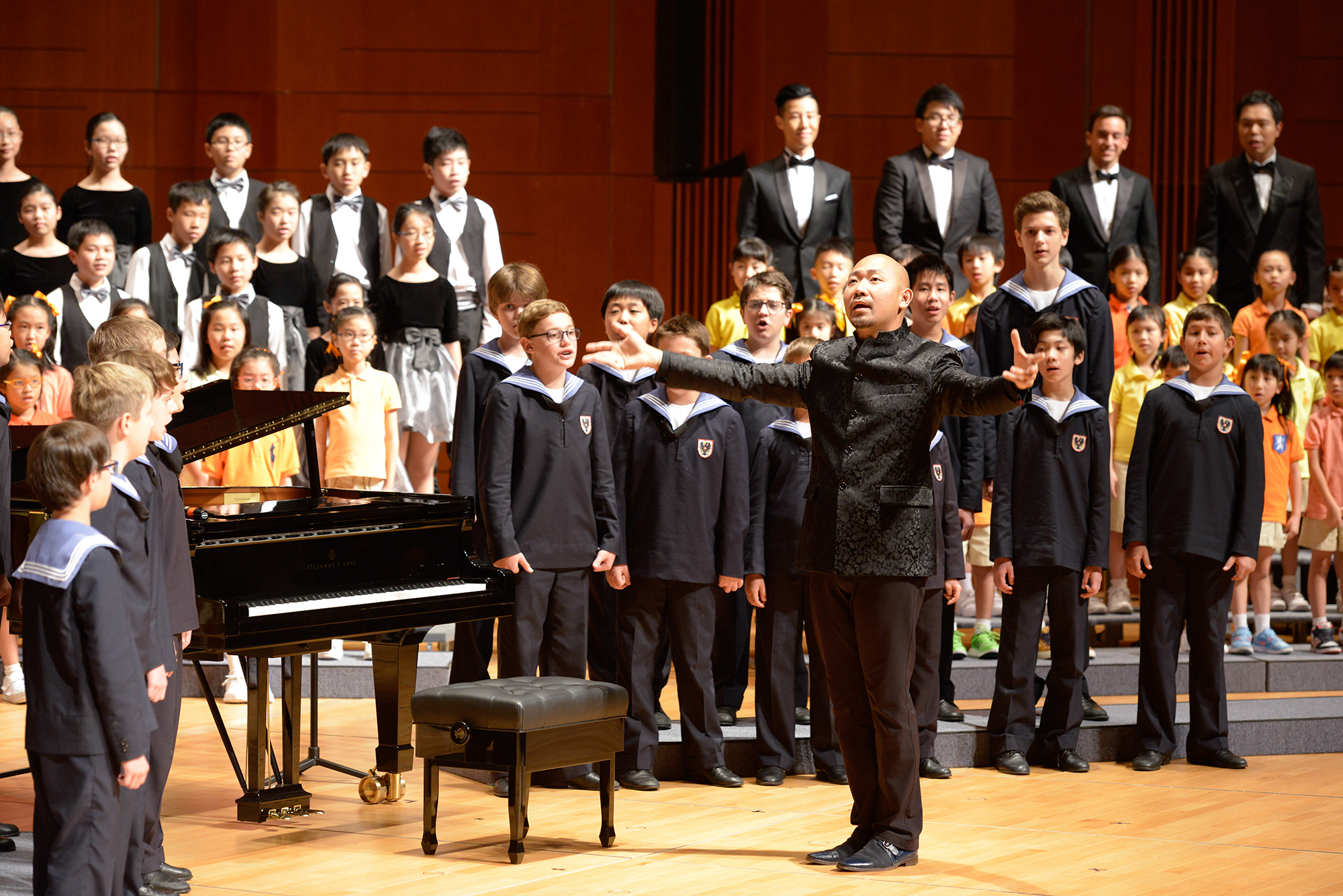 著名指揮家曾智斌先生帶領「維也納兒童合唱團」演出。