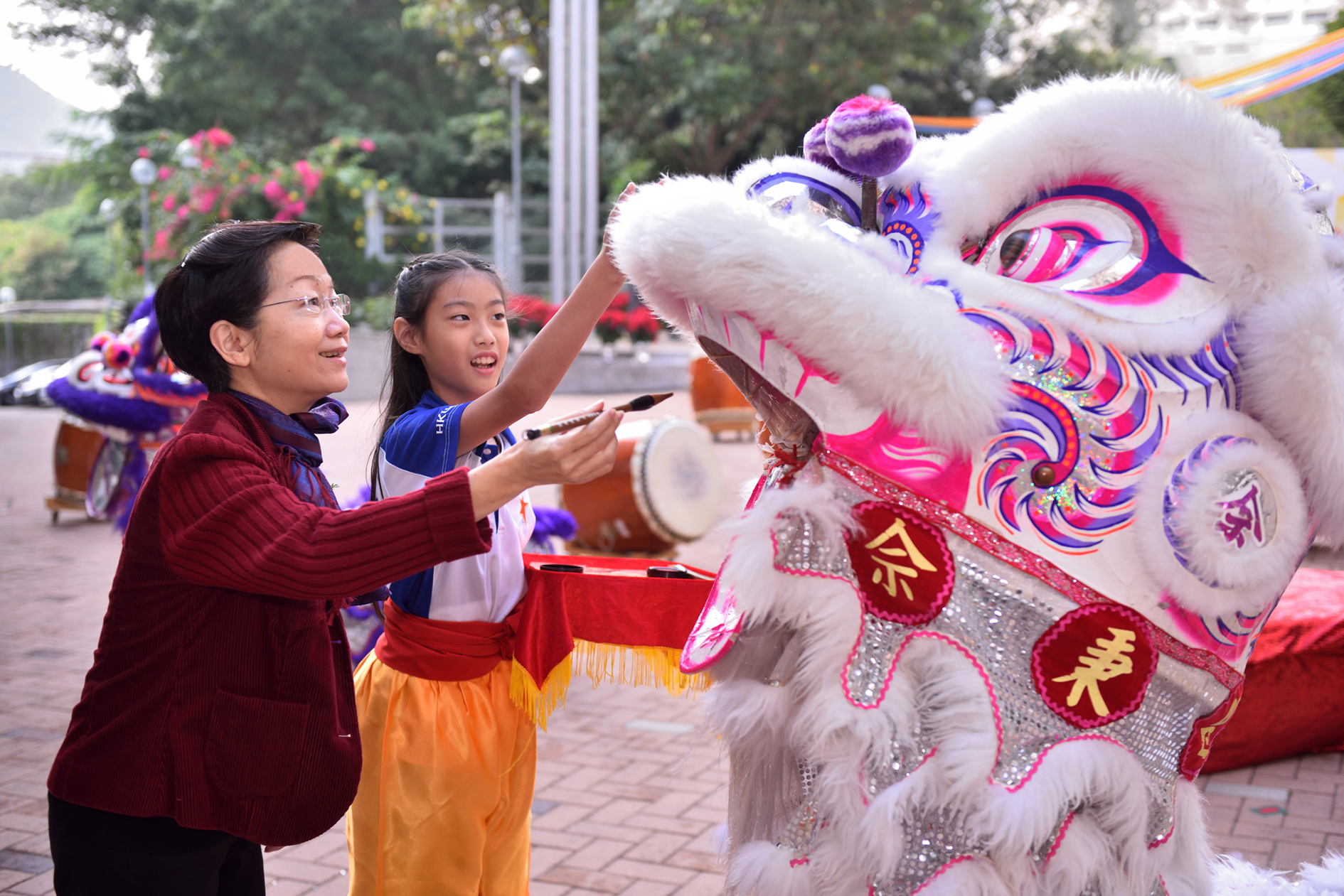 Dr. Shen also took part in the traditional eye-dotting ceremony.