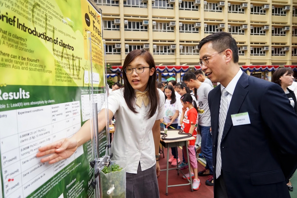 Student presenting learning outcome to the The Secretary of Education, Mr. Kevin Yeung JP