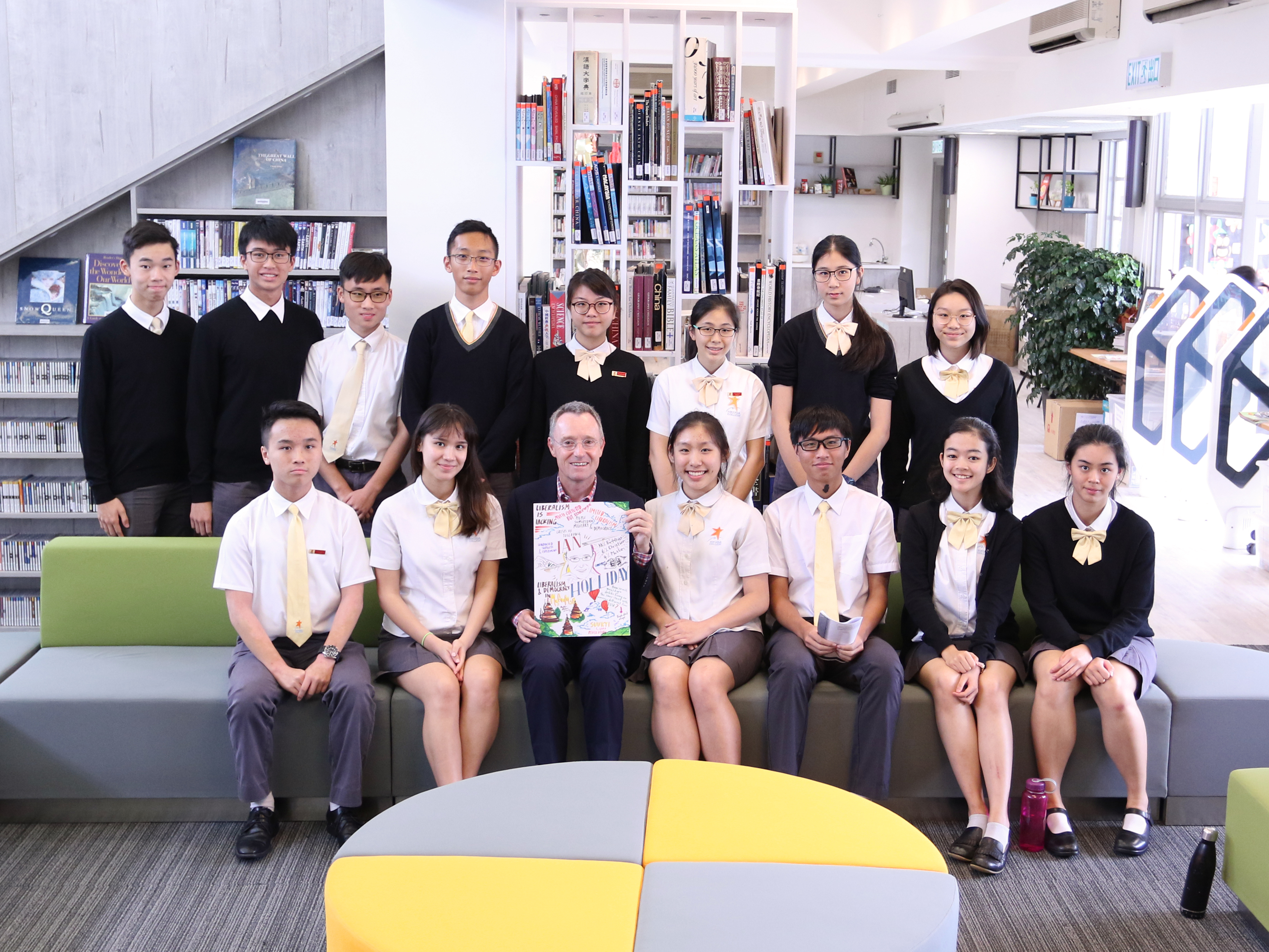 Group photo of Professor Ian Holliday with HKUGAC students