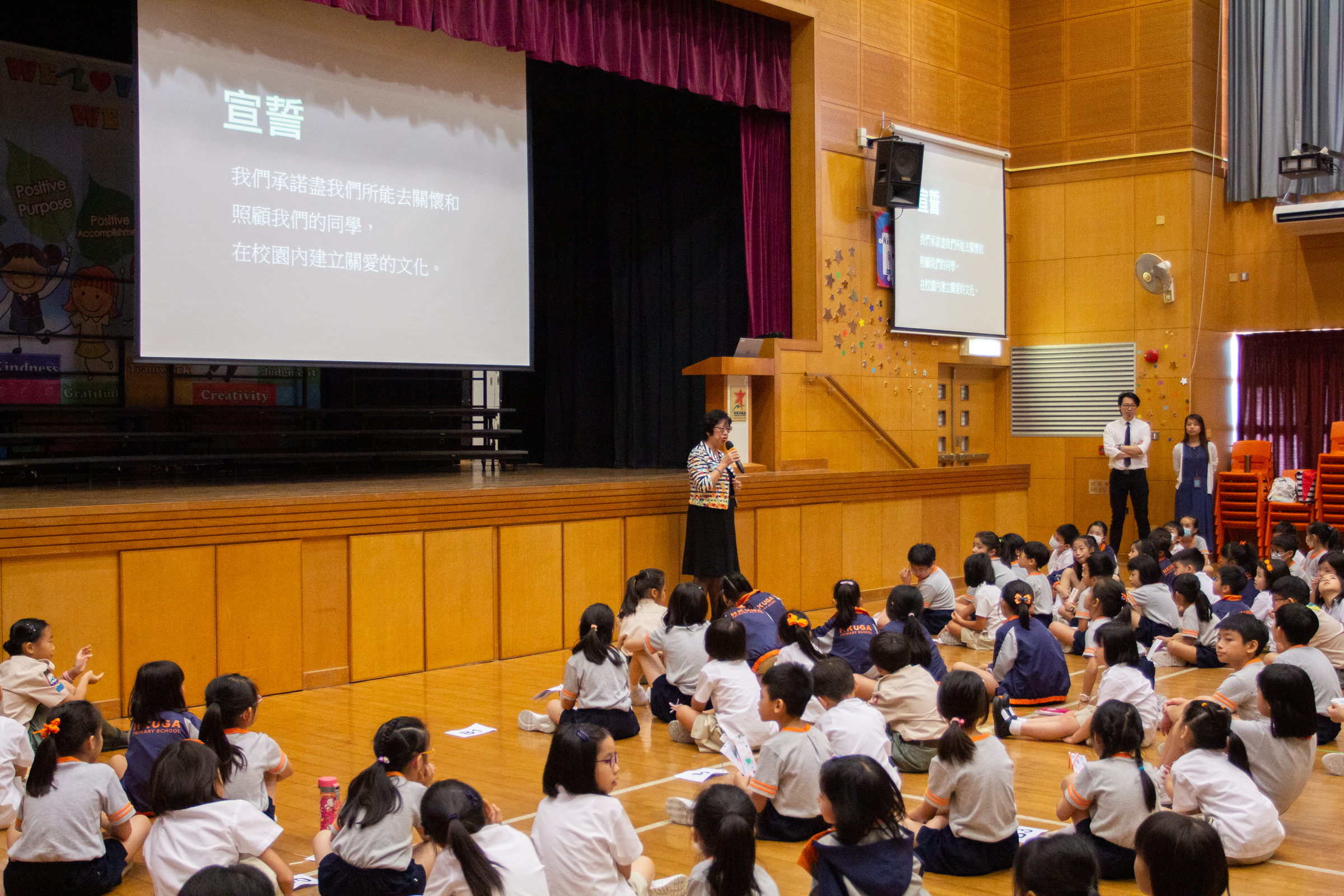 黃校長給小天使們鼓勵，為他們打打氣！