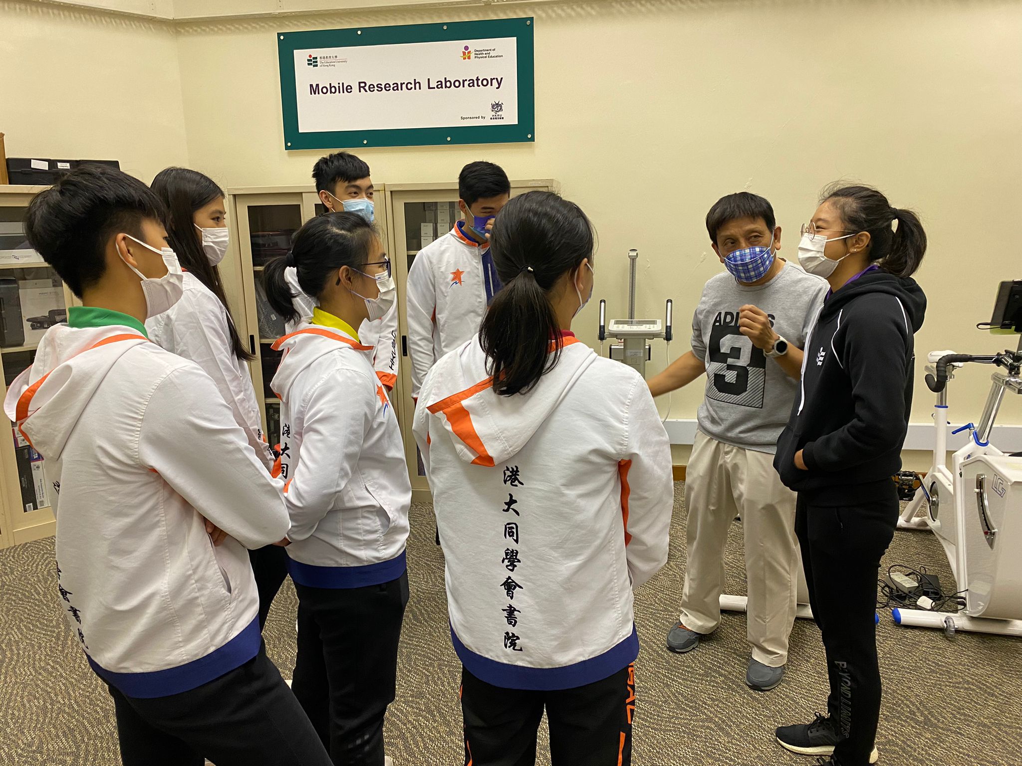 Dr. Lobo Louie introducing the laboratory equipment in EdUHK to the students of College